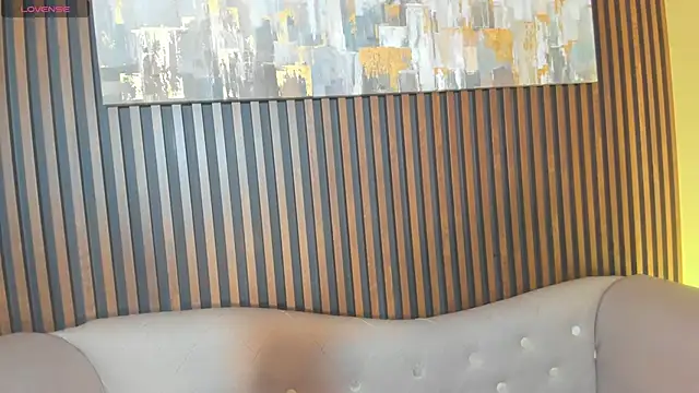 LauraAristizabal online show from October 18, 2025, 12:39 pm