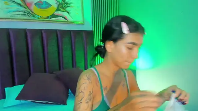 LauraAristizabal online show from November 21, 2025, 12:37 pm