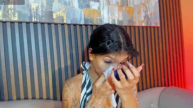 LauraAristizabal online show from December 5, 2025, 12:36 pm