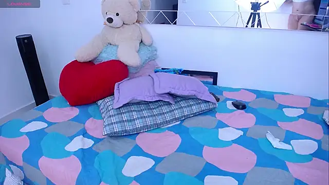 miaa-lee online show from February 11, 2025, 8:37 am