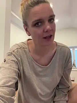 Snapshot of Suesse_Schnitte chatting on December 9, 2024, 8:55 am Suesse Schnitte online show from December 9, 2024, 8:55 am