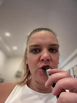 Snapshot of Suesse_Schnitte chatting on January 14, 2025, 9:13 am Suesse Schnitte online show from January 14, 2025, 9:13 am