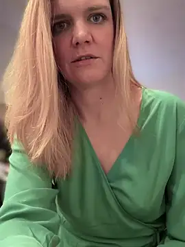 Snapshot of Suesse_Schnitte chatting on February 6, 2025, 9:28 pm Suesse Schnitte online show from February 6, 2025, 9:28 pm