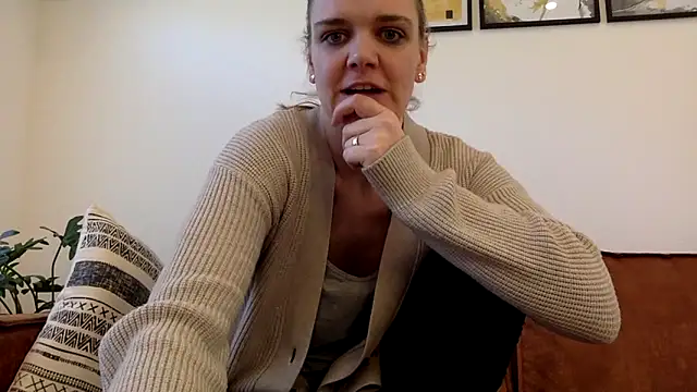 Snapshot of Suesse_Schnitte chatting on February 14, 2025, 8:52 am Suesse Schnitte online show from February 14, 2025, 8:52 am