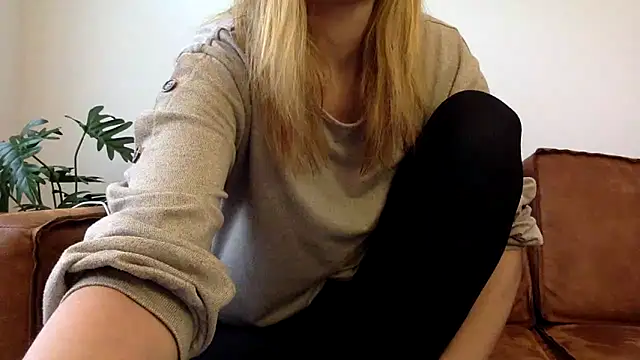 Snapshot of Suesse_Schnitte chatting on February 14, 2025, 12:03 pm Suesse Schnitte online show from February 14, 2025, 12:03 pm