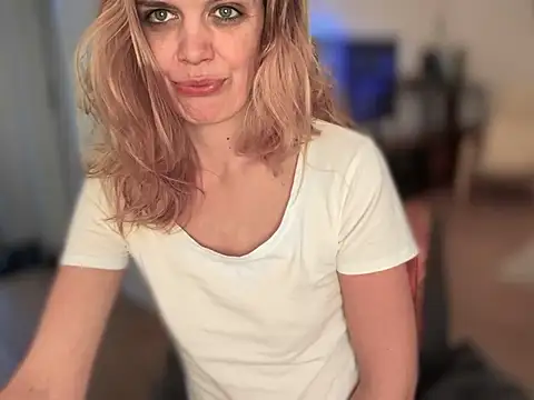 Snapshot of Suesse_Schnitte chatting on February 20, 2025, 7:45 am Suesse Schnitte online show from February 20, 2025, 7:45 am