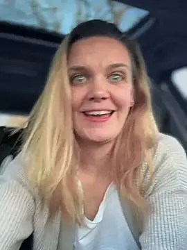 Snapshot of Suesse_Schnitte chatting on February 20, 2025, 3:41 pm Suesse Schnitte online show from February 20, 2025, 3:41 pm