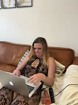 Snapshot of Suesse_Schnitte chatting on March 12, 2025, 12:57 pm Suesse Schnitte online show from March 12, 2025, 12:57 pm