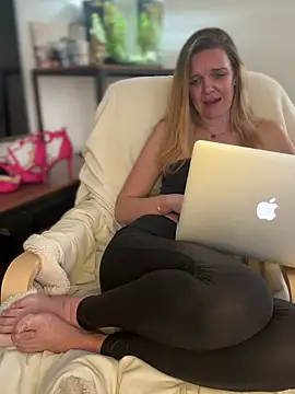 Snapshot of Suesse_Schnitte chatting on March 18, 2025, 12:36 pm Suesse Schnitte online show from March 18, 2025, 12:36 pm