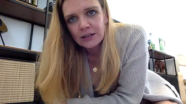 Snapshot of Suesse_Schnitte chatting on March 20, 2025, 9:04 am Suesse Schnitte online show from March 20, 2025, 9:04 am