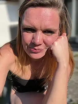 Snapshot of Suesse_Schnitte chatting on March 21, 2025, 9:01 am Suesse Schnitte online show from March 21, 2025, 9:01 am