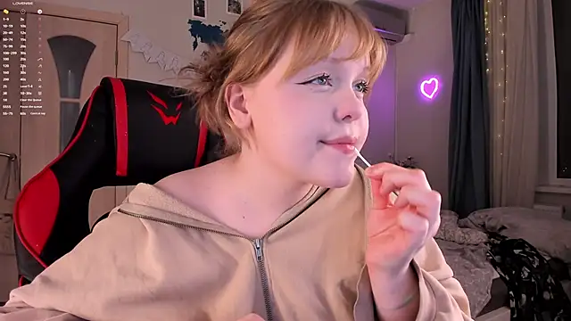 Snapshot of LisaLaas chatting on December 13, 2024, 4:49 pm LisaLaas online show from December 13, 2024, 4:49 pm