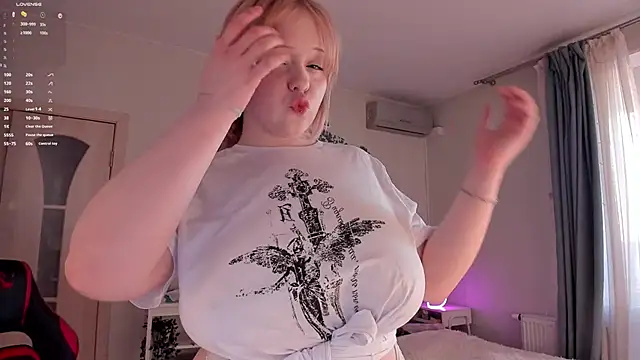 Snapshot of LisaLaas chatting on March 21, 2025, 1:45 pm LisaLaas online show from March 21, 2025, 1:45 pm