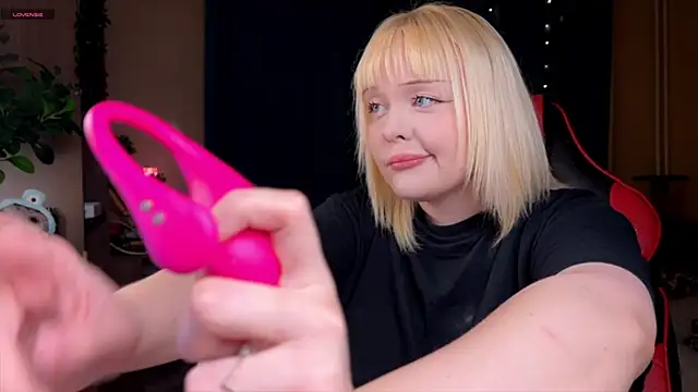 Snapshot of LisaLaas chatting on October 12, 2025, 8:52 pm LisaLaas online show from October 12, 2025, 8:52 pm