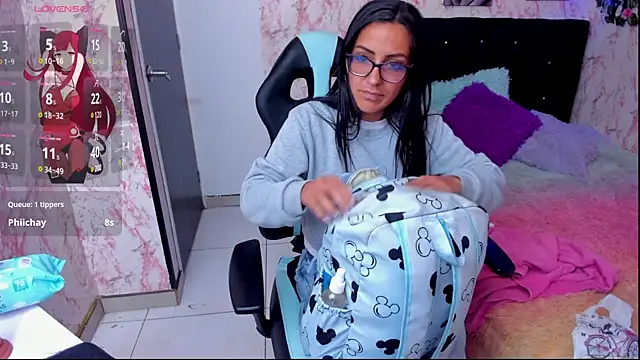 Snapshot of alma_blue chatting on February 15, 2025, 1:42 am alma blue online show from February 15, 2025, 1:42 am