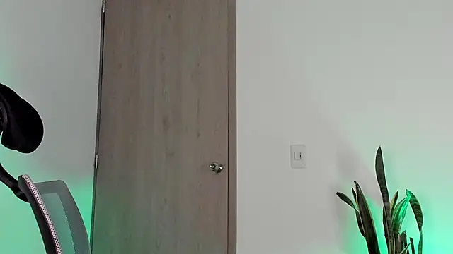  jamesleandros1 online show from February 13, 2026, 3:13 am