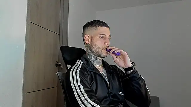  jamesleandros1 online show from June 10, 2026, 1:17 am