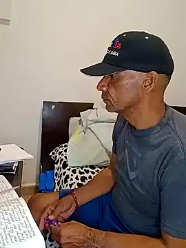 Snapshot of Daddy1972 chatting on February 5, 2025, 5:42 pm Daddy1972 online show from February 5, 2025, 5:42 pm