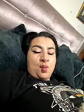 Abril Luv online show from November 27, 2025, 12:02 am