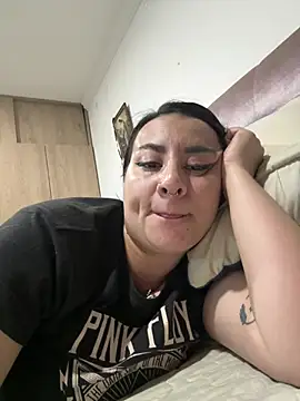 Abril Luv online show from April 7, 2026, 2:34 am