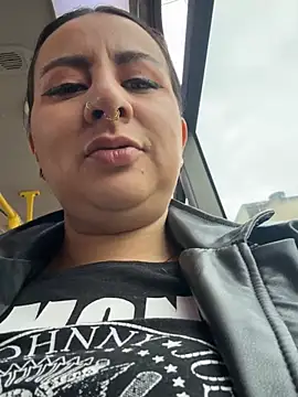 Abril Luv online show from April 8, 2026, 12:16 pm