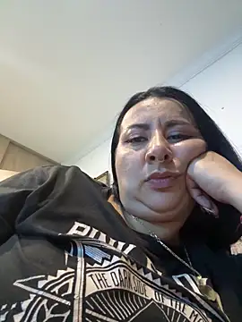 Abril Luv online show from May 15, 2026, 2:07 am