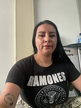 Snapshot of Abril_Luv chatting on June 24, 2026, 1:32 pm Abril Luv online show from June 24, 2026, 1:32 pm