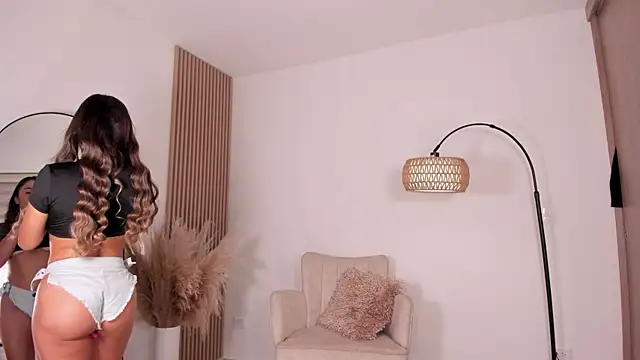 wandathompson  online show from March 7, 2025, 11:07 am