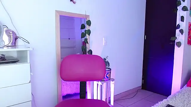 alisseallie online show from December 4, 2024, 1:47 am