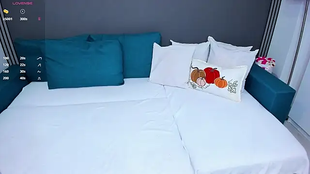 Christall StarXX online show from November 3, 2025, 8:32 pm