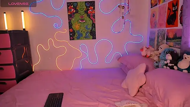 Cinnamon Meow online show from March 13, 2026, 1:29 pm