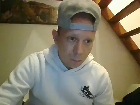 IkarosSS online show from July 3, 2026, 1:34 am