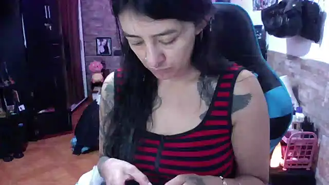 Snapshot of AngelaQueen_ chatting on June 3, 2026, 4:01 pm AngelaQueen online show from June 3, 2026, 4:01 pm