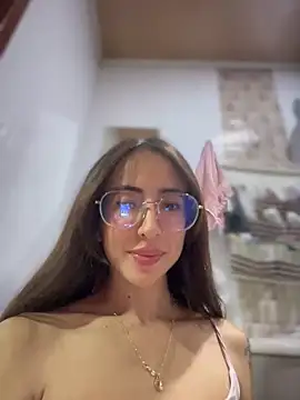 lauravasquez online show from March 11, 2025, 10:31 pm