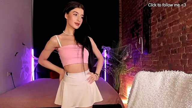 LauraCoy online show from October 27, 2025, 2:10 pm