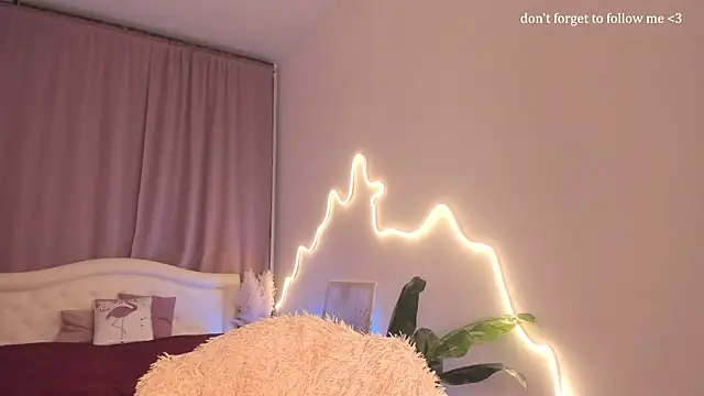 Snapshot of LauraCoy chatting on February 7, 2026, 10:24 pm LauraCoy online show from February 7, 2026, 10:24 pm