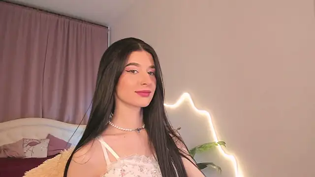 Snapshot of LauraCoy chatting on February 9, 2026, 12:58 am LauraCoy online show from February 9, 2026, 12:58 am