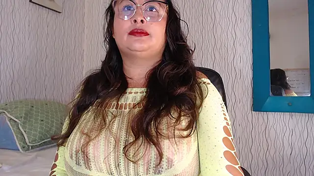 NadiaWhite online show from October 4, 2025, 11:52 am