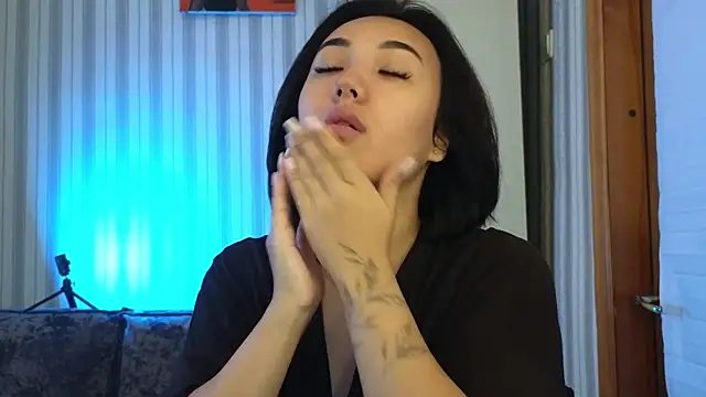 lily  foster online show from September 19, 2025, 6:48 am