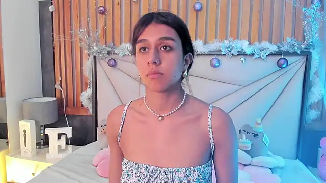 Emiily Scott1 online show from December 5, 2024, 8:44 pm