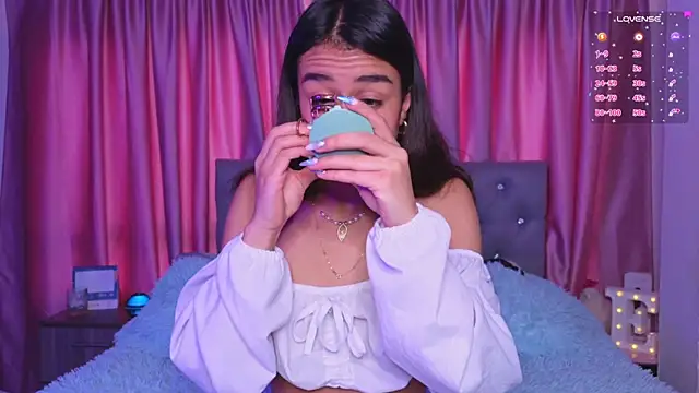 Emiily Scott1 online show from December 5, 2025, 2:47 pm