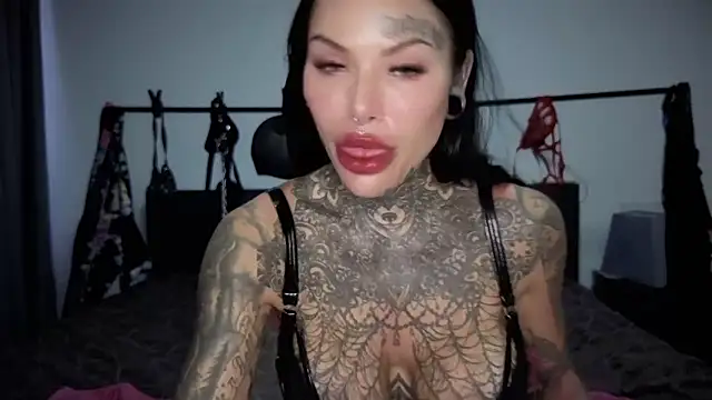 claudiacvc95 online show from April 4, 2026, 3:38 am