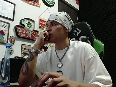 Snapshot of Curly_Angel24 chatting on November 30, 2025, 1:20 am Curly Angel24 online show from November 30, 2025, 1:20 am