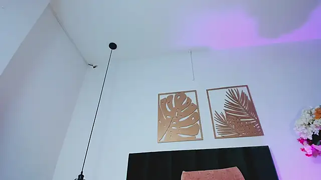 NoraDasilva online show from February 25, 2025, 6:25 am