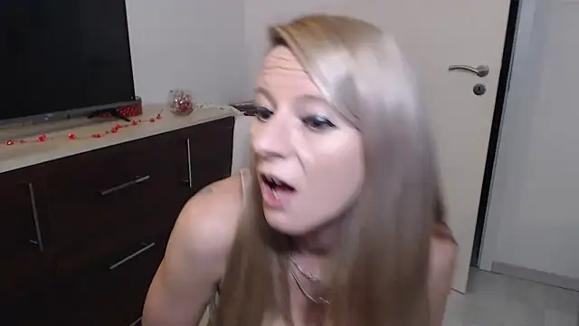 Snapshot of LaMadrina006 chatting on December 19, 2024, 1:50 am LaMadrina006 online show from December 19, 2024, 1:50 am