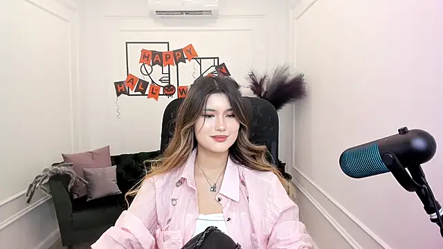 Snapshot of AnneTLi chatting on October 19, 2025, 8:42 pm AnneTLi online show from October 19, 2025, 8:42 pm
