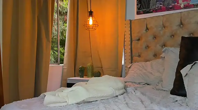 KeryHillson online show from March 4, 2025, 6:50 pm