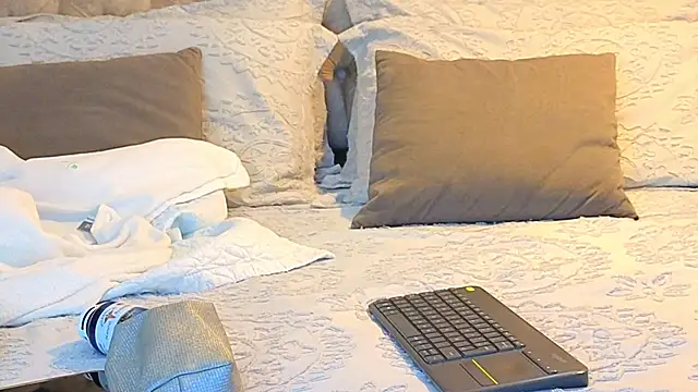 KeryHillson online show from November 8, 2025, 12:16 pm