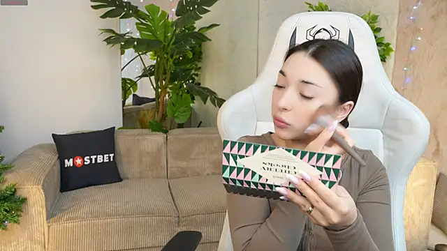 Jasmine Flow online show from December 20, 2024, 7:55 am