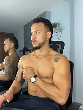 ARON TAYLER01 online show from February 6, 2025, 4:03 pm